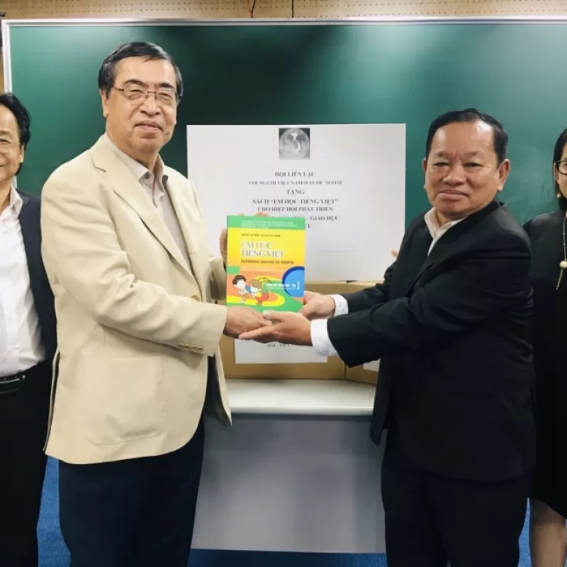 ALOV給台越經濟文化教育發展協會捐送100本《我學越南語》教科書