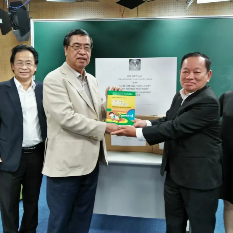 台越協會贊助學越南文的書籍給台灣新住民第二代