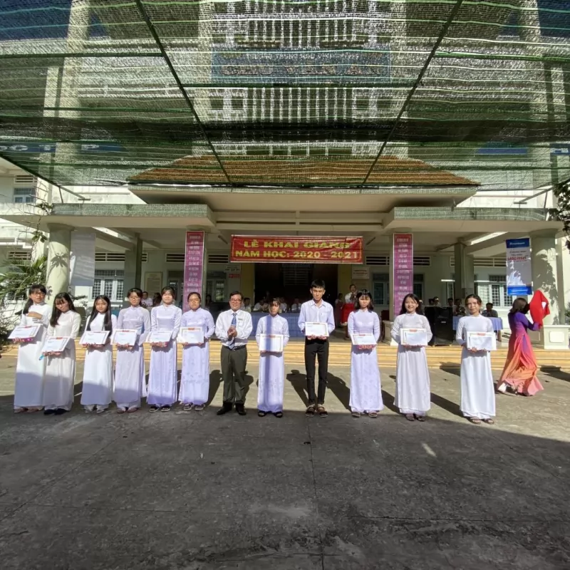 台越協會頒發清寒學生獎助學金